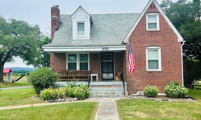 Middletown House | Charming 2-bedroom house with WiFi, AC, Gorgeous Views in serene Middletown