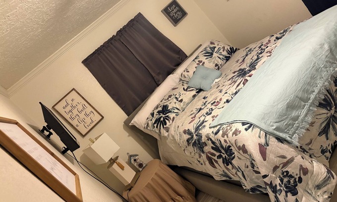 Plainview House | Charming 2-bedroom house with WiFi, in lovely Plainview. Perfect for a family.