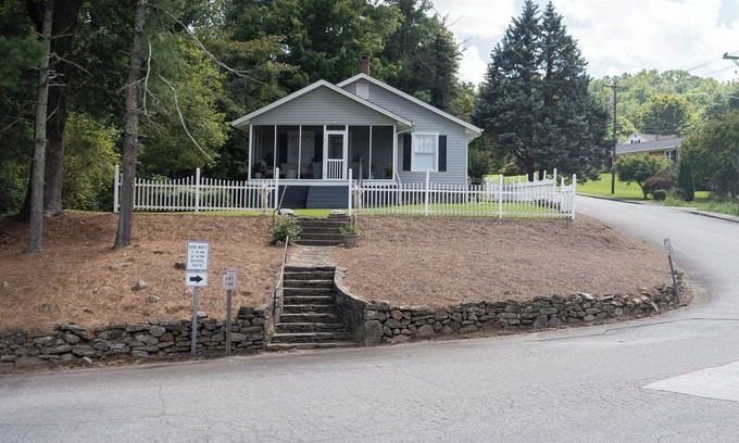 Lynn House | Charming 2-bedroom home in tranquil Tryon. Walking distance to town