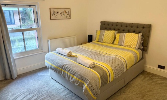 Colwyn Bay Ski Chalet | Charming 2-Bedroom House in the Heart of Colwyn Bay