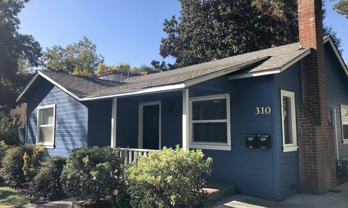 Chico House | Charming 2-Bedroom House close to Enloe and Chico State