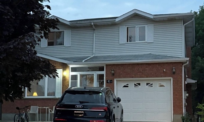 Cambridge House | Charming 2-bedroom law-suite half basement Free WIFI and Parking