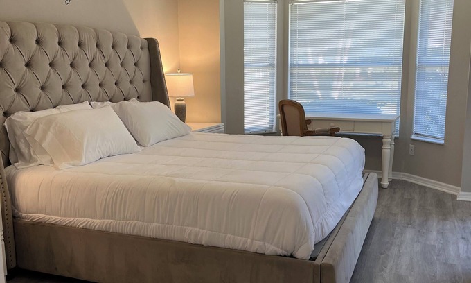 North Naples Villa | Charming 2-bedroom plus den villa in prime location North Naples close to beach