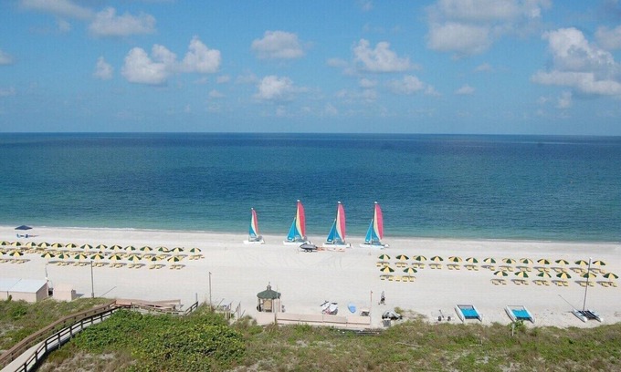 Marco Island Resort | Charming 2-bedroom resort with fitness room and AC in Marco Island