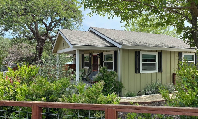 Paso Robles House | Charming 2-bedroom bungalow perfect work from home set up