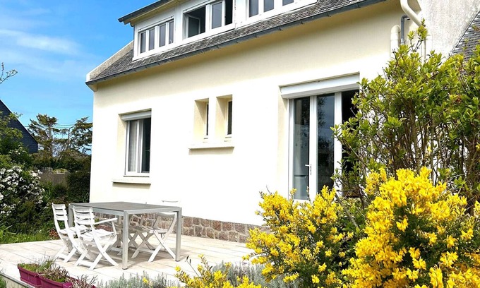 Trebeurden House | Charming 2-Person House with Garden, Terrace, Parking, 1km from Beach in Trébeurden