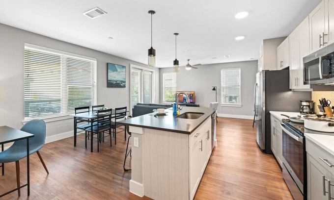 Fort Worth Apartment | Charming 2BD/2BA with Beautiful Pool in Fort Worth