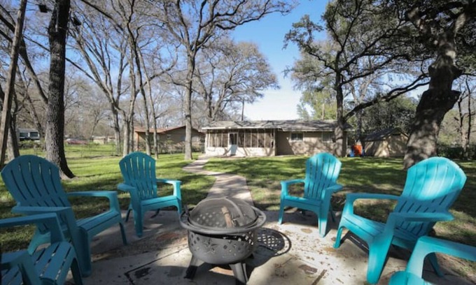 MLK House | Charming 3-BDR East Austin Retreat with Spacious Backyard