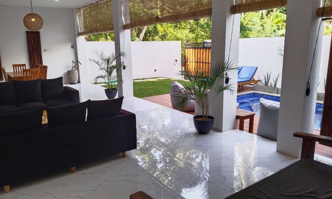 Senggigi House | Charming 3-bedroom villa with AC and WiFi in serene Nusa Tenggara Bar