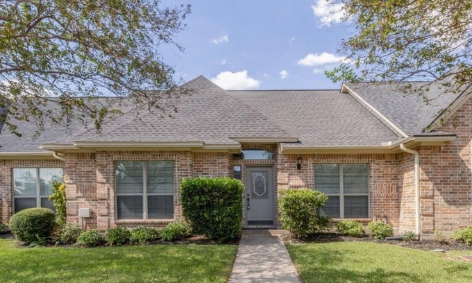 Wellborn House | Charming 3-bedroom townhome with WiFi and AC in College Station