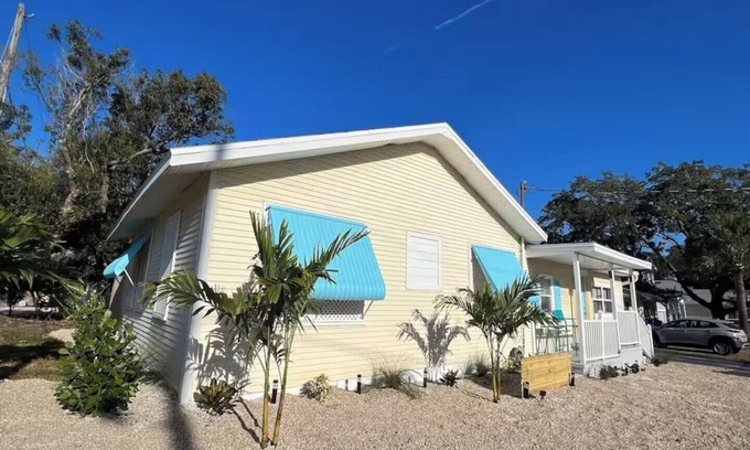 Downtown Dunedin Cottage | Charming 3-bedroom/2-bath Cottage with Hot Tub Downtown Dunedin