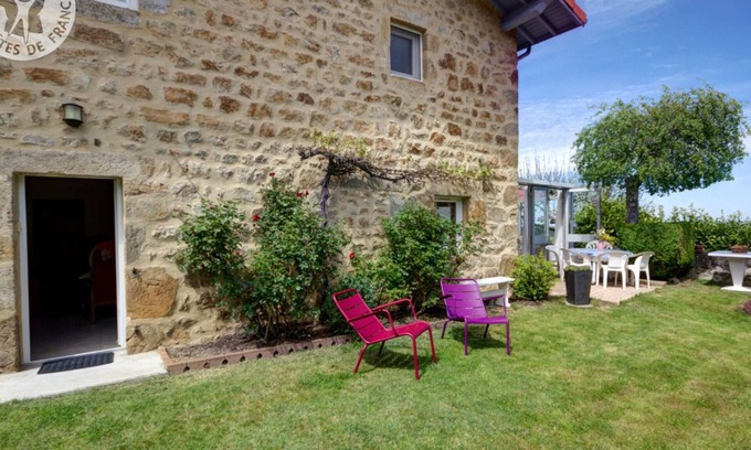 Marols Cottage | Charming 3-Bedroom Cottage with Fireplace, WiFi, and Garden in Artistic Loire Village