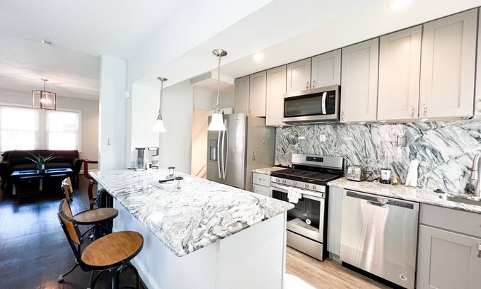 Benning House | Charming 3-bedroom house with WiFi and AC in Washington