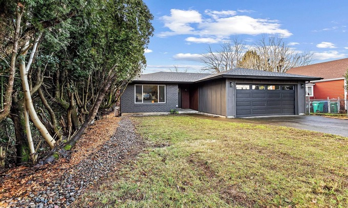 Milwaukie House | Charming 3-bedroom house with WiFi and AC in delightful Milwaukie!