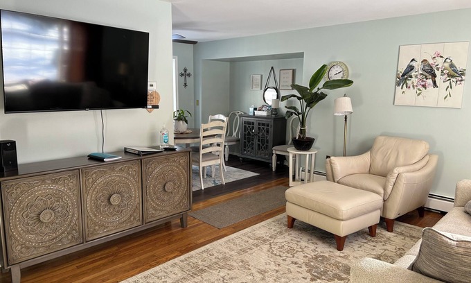 Warren South House | Charming 3-bedroom home on family-friendly quiet street in Warren
