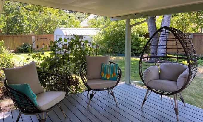 Moscow House | Charming 3-bedroom house in Moscow with AC, WiFi, beautiful back yard with deck