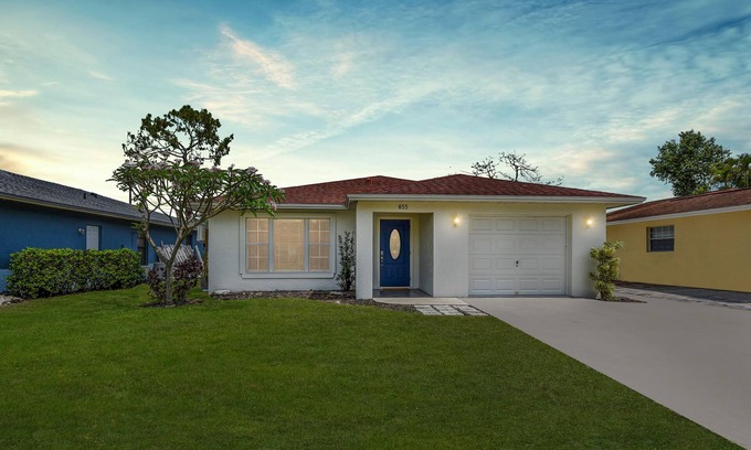 Naples Park House | Charming 3-bedroom house in lovely Naples with AC, Pool and Pet Friendly