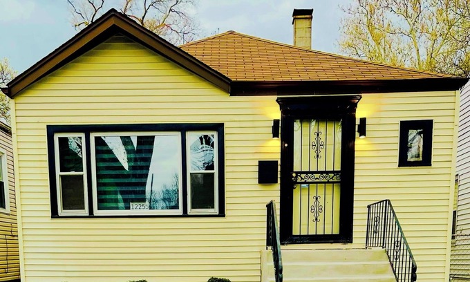 West Pullman House | Charming 3-bedroom smart house in fabulous Chicago with AC, WiFi