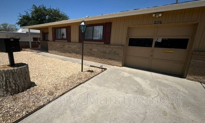Princess Jeanne House | Charming 3-bedroom house with AC and WiFi in awesome Northeast Albuquerque
