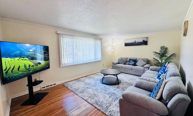 Cheektowaga House | Charming 3-bedroom house near to airport, Niagara, bills stadium