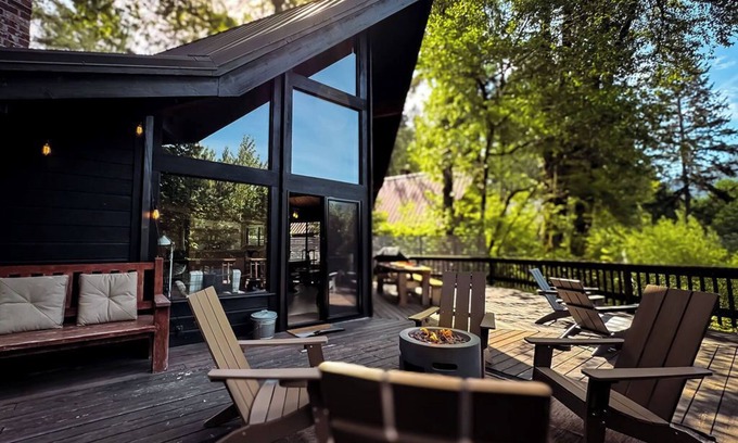 Mount Hood Village Cabin | Charming 3-bedroom cabin with AC, hot tub, WiFi in delightful Rhododendron
