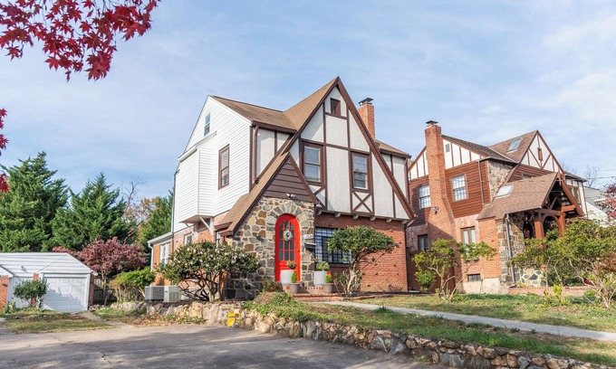Waverly Hills House | Charming 3BR Cottage with Ample Parking in the Heart of Arlington, dog friendly