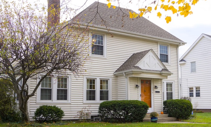 South Bend House | Charming 3br home with hot tub - 2 miles from Notre Dame's campus!