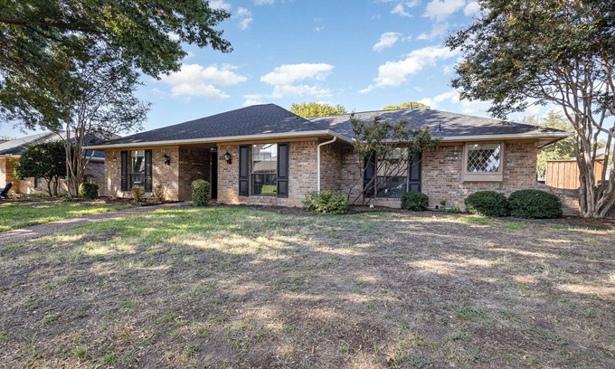 Allen House | Charming 3BR home with Pool, Hot Tub and King Bed in Allen