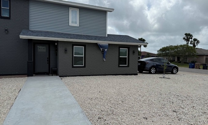 Flour Bluff House | Charming 4-bedroom house with swimming pool and outdoor kitchen.