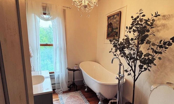 Franklin Other | Charming 4-bedroom farmhouse in brilliant Franklin with AC
