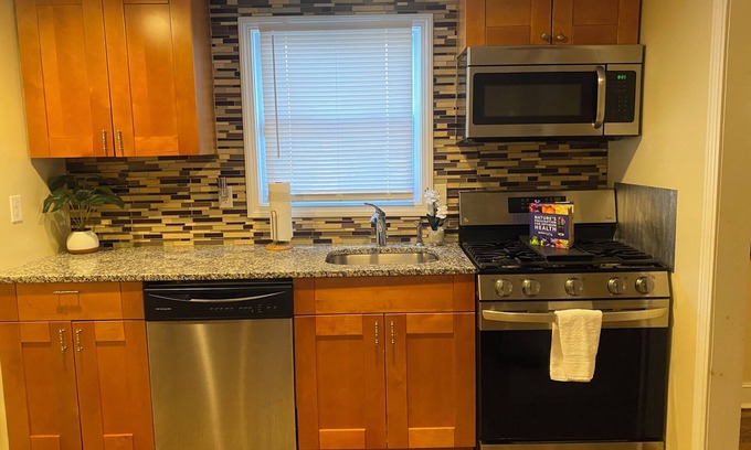 Bloomfield House | Charming 4 bedroom house in welcoming Bloomfield with AC