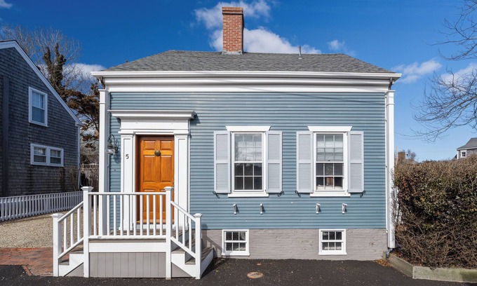 Nantucket Town House | Charming 4-bedroom house with AC, WiFi steps from downtown in Nantucket