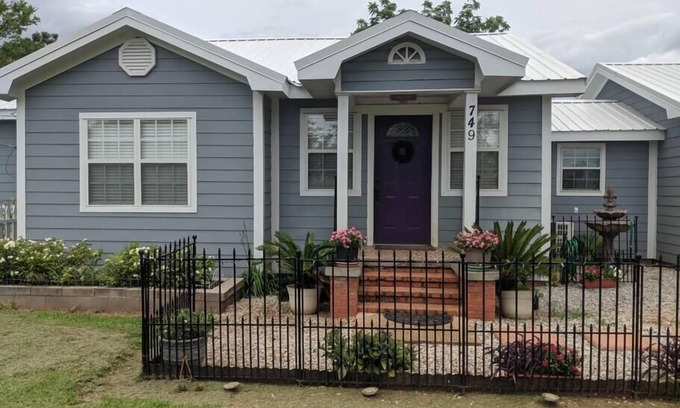 Moreauville House | Charming 40s Cottage Country Home 3 BR 2 BA + Pets