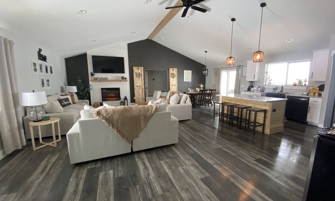East Helena House | Charming 4bd/2.5 bath home with indoor fireplace!