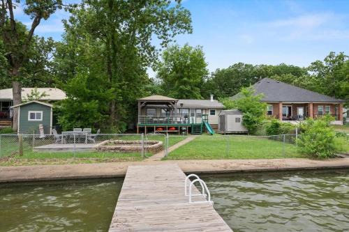 Tool House | Charming 4BR Lakefront Getaway
