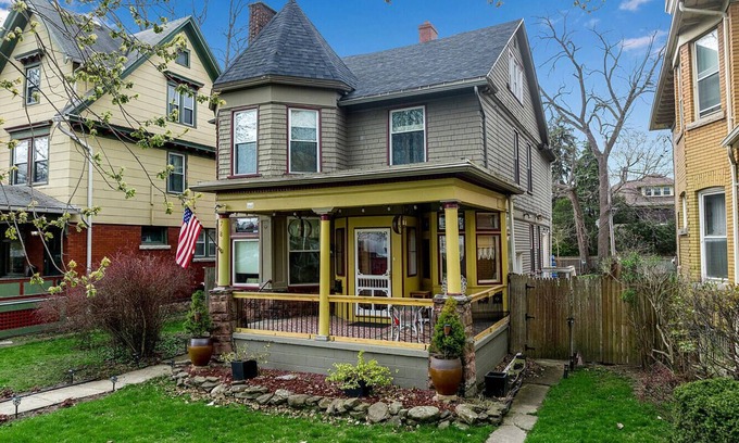 Downtown Niagara Falls House | Charming 5 BR Grand Victorian Family Home King Suite Walk to Falls Game-Room