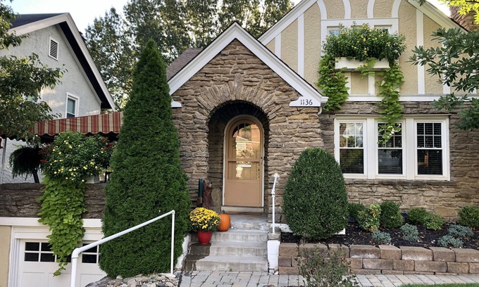 Mount Lookout House | Charming 5 Star Hyde Park Home-September Special Fall Escape!