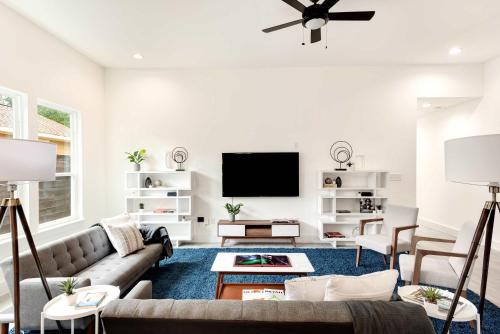 Lexington House | Charming and Light-Filled 3BR 2BA Getaway