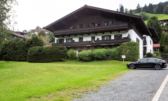 Jochberg Apartment | Charming Apartment in Jochberg with Balcony