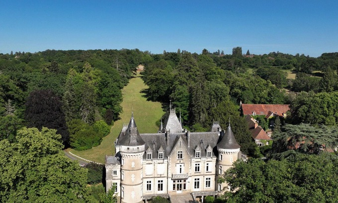 Cluis Bed & Breakfast | Charming B&B in a castle with garden and breakfast included