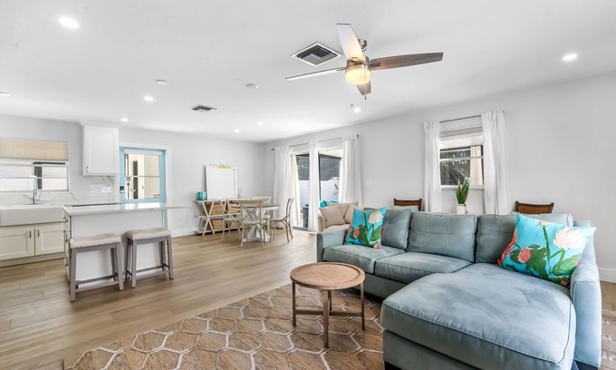 North Naples House | Charming Beach Bungalow, Perfect for all!