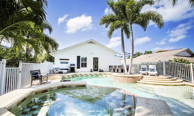 Naples Park House | Charming Beach Cottage with private Pool&Spa! Walk to stunning Vanderbilt Beach