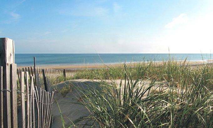 South Chatham House | Charming Beach House ~ Beautifully Updated & Immaculate. Walk to Sandy Beaches
