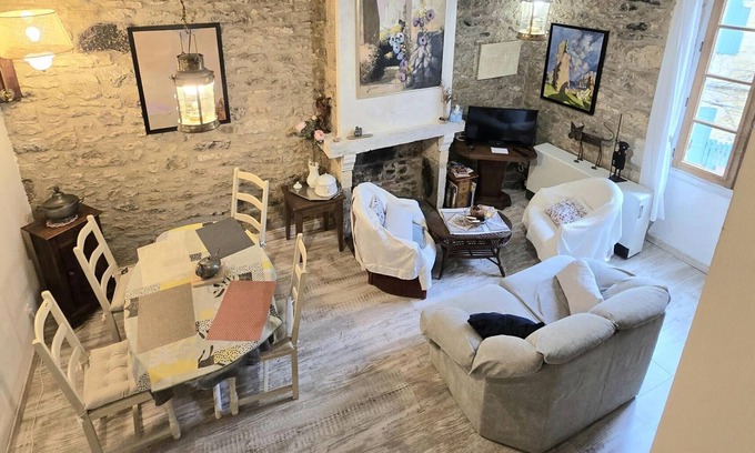 Beynac-et-Cazenac Cottage | Charming Beynac home with AC and private parking