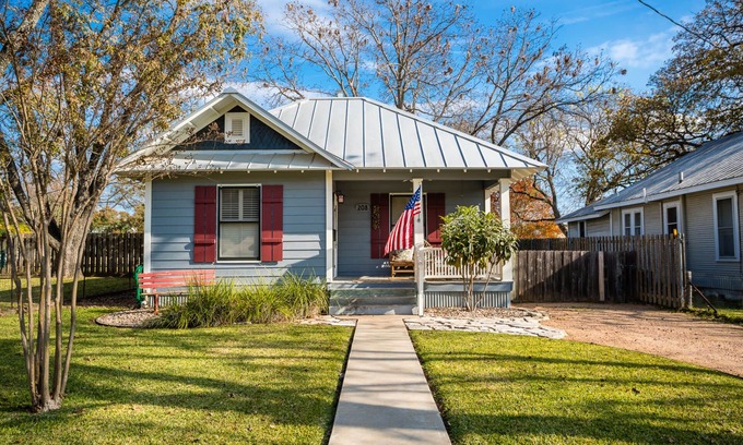 Fredericksburg House | Charming Bungalow Located In The Heart Of Fredericksburg. 3 blocks from Main.
