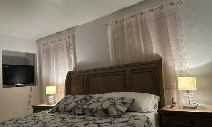 Blainville House | Charming bungalow with AC and WiFi in serene Blainvillen1 King size bedroom