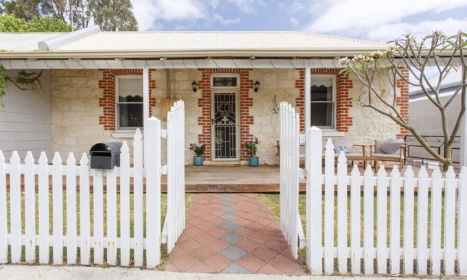 South Fremantle Apartment | Charming Charles – Pet-Friendly Near Cafes & Beaches