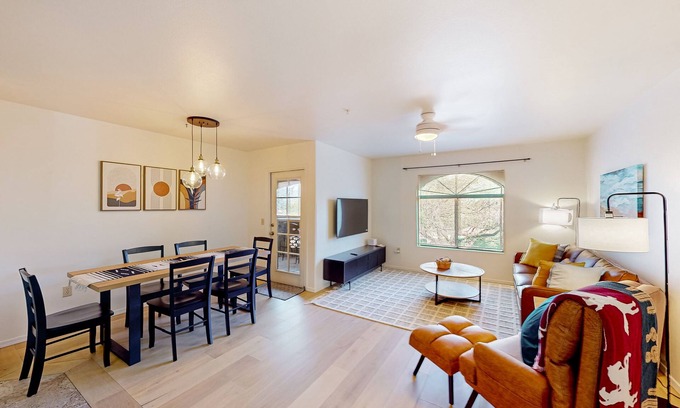 Tucson Condo | Charming condo with mountain views, pool, AC, & washer/dryer