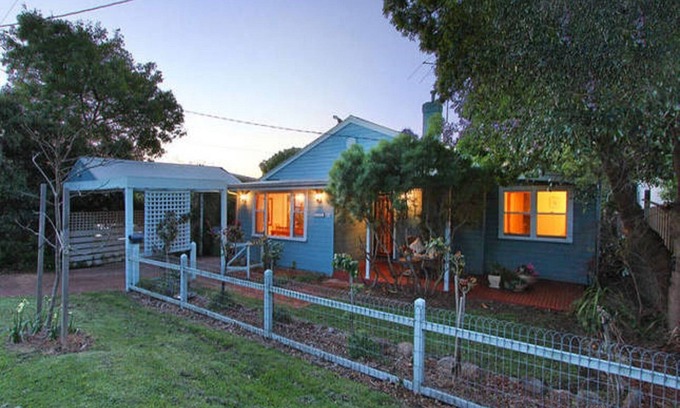 McCrae House | Charming cottage, fully furnished, beach side.