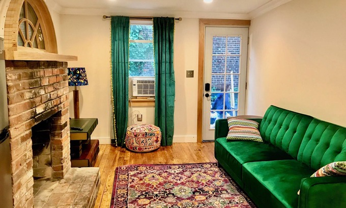 Washington Square West Cottage | Charming cottage in Ave of the Arts -Center City
